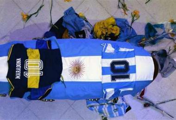 Enfermero de Maradona dijo que tenía orden de no despertarlo e ignoraba cardiopatías