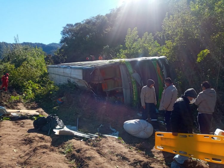Una flota se embarranca en la carretera Bermejo-Tarija y hay dos fallecidos