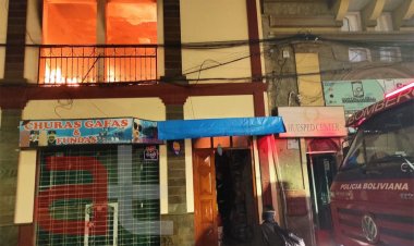 "Ardieron varios ambientes de una casa". Incendio en pleno centro de Tarija