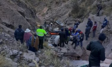 Al menos 24 personas mueren al embarrancarse un bus en la ruta Potolo-Sucre
