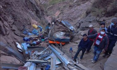 Sube a 34 cifra de muertos en accidente de bus en Sucre, la peor tragedia carretera del año en Bolivia