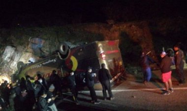 Un bus se vuelca en el camino a Yamparáez, reportan un muerto y 6 heridos