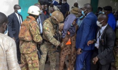 Ataque frustrado contra presidente interino de Mali cuando rezaba en mezquita