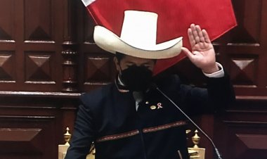 Izquierdista Pedro Castillo jura como nuevo presidente de Perú