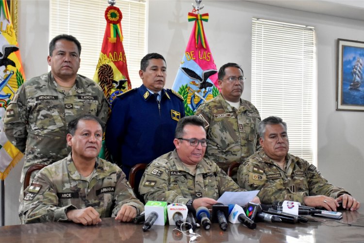 Envían a la cárcel a los excomandantes de la FAB y de la Armada por caso ‘golpe de Estado’