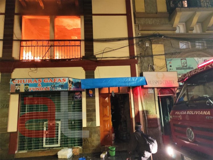 "Ardieron varios ambientes de una casa". Incendio en pleno centro de Tarija