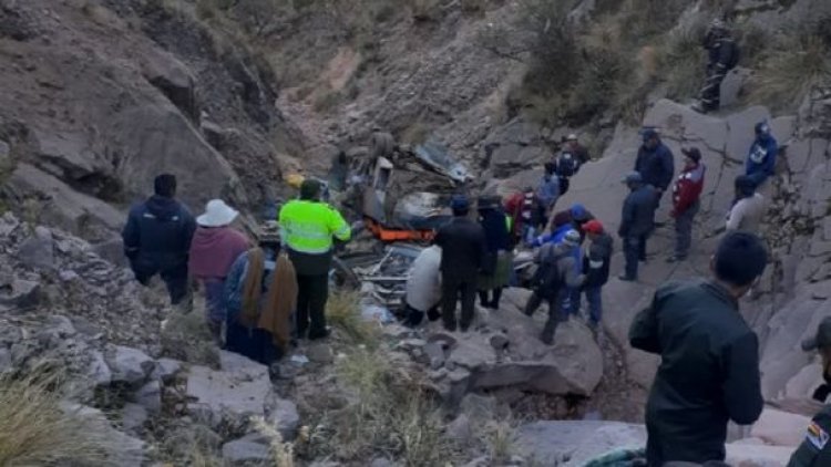Al menos 24 personas mueren al embarrancarse un bus en la ruta Potolo-Sucre
