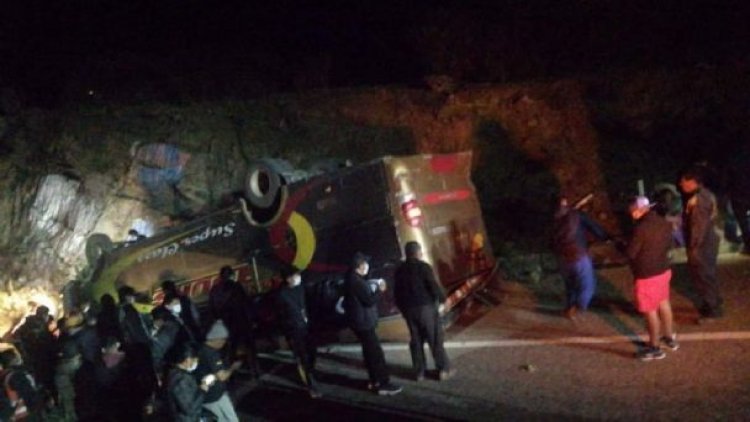 Un bus se vuelca en el camino a Yamparáez, reportan un muerto y 6 heridos