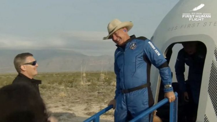 Jeff Bezos vuelve a tierra tras alcanzar el espacio en el cohete de Blue Origin