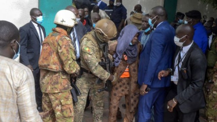 Ataque frustrado contra presidente interino de Mali cuando rezaba en mezquita