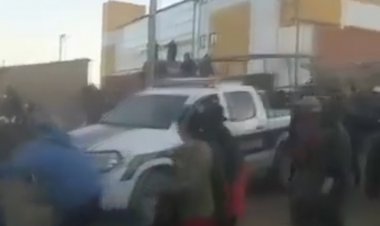 La Policía escapa de una turba enardecida en Villa Charcas por la muerte de Rosalio Silvestre.