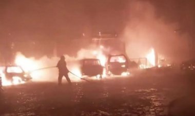 6 vehículos quedaron calcinados en incendio en un garaje de Tarija