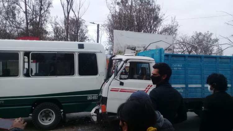 Accidente de tránsito entre un micro de la línea A y un camión deja graves daños