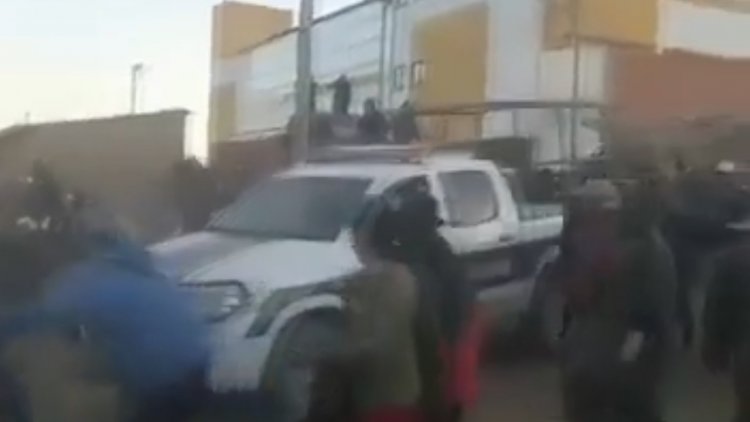 La Policía escapa de una turba enardecida en Villa Charcas por la muerte de Rosalio Silvestre.