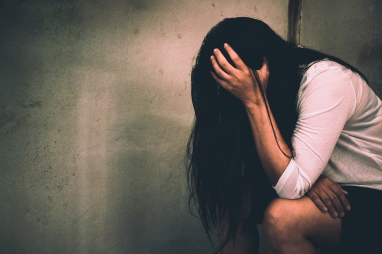 Una adolescente contratada para atender una librería fue abusada por su jefe
