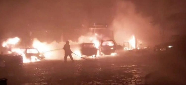 6 vehículos quedaron calcinados en incendio en un garaje de Tarija