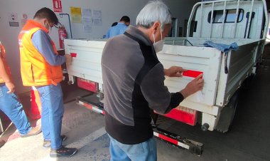 Colocan cinta reflectiva a vehículos de transporte urbano para evitar accidentes