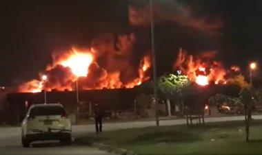Incendio de magnitud consume fábrica de colchones en el Parque Industrial