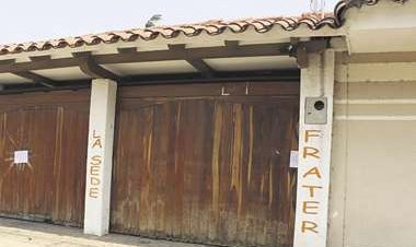 Investigan a policías implicados en robos; fueron encerrados por sus víctimas