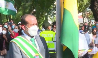 Autoridades izan la bandera entre gritos de «fraude» a Choquehuanca y «asesino» a Camacho