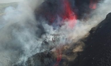 La lava del volcán de La Palma llega al océano y crea una nube de humo
