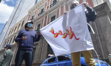 Impiden a jóvenes cruceños izar la bandera de Patujú en la plaza Murillo de La Paz