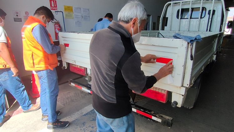 Colocan cinta reflectiva a vehículos de transporte urbano para evitar accidentes