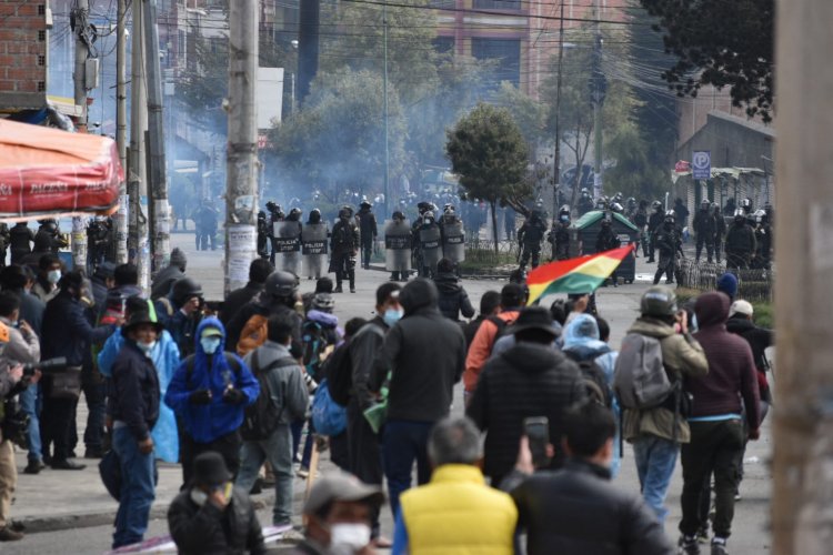 Vuelve la violencia, cocaleros intentan retomar sede y se enfrentan con la Policía