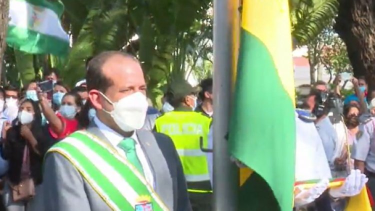 Autoridades izan la bandera entre gritos de «fraude» a Choquehuanca y «asesino» a Camacho