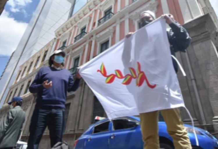 Impiden a jóvenes cruceños izar la bandera de Patujú en la plaza Murillo de La Paz
