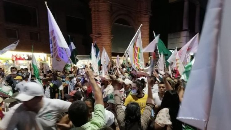 La Marcha Indígena llega a la plaza 24 de Septiembre en medio de una ovación
