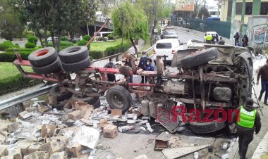 Camión que trasladaba insumos médicos se vuelca al final de la autopista en La Paz