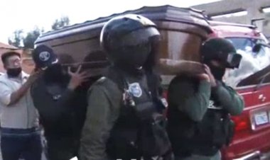 Ante sospecha de feminicidio, policías secuestran en un velorio féretro con el cuerpo de una mujer