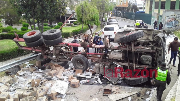 Camión que trasladaba insumos médicos se vuelca al final de la autopista en La Paz
