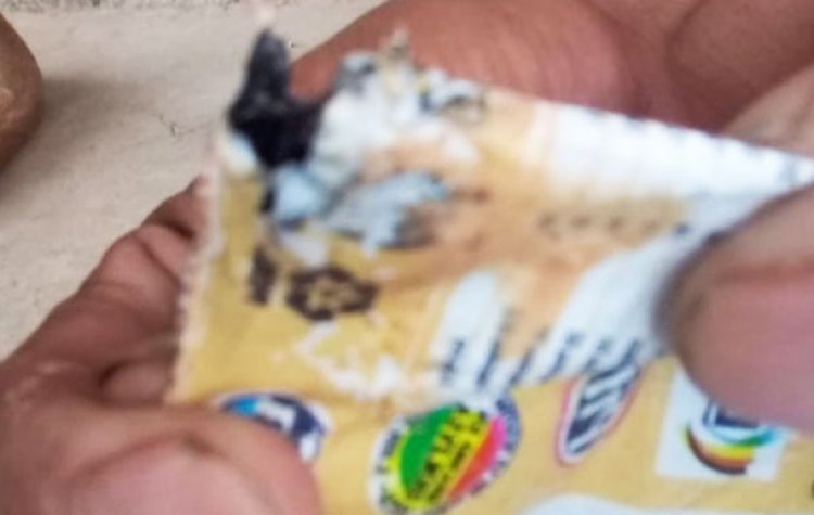 Un niño encuentra un roedor en su ración líquida de desayuno escolar