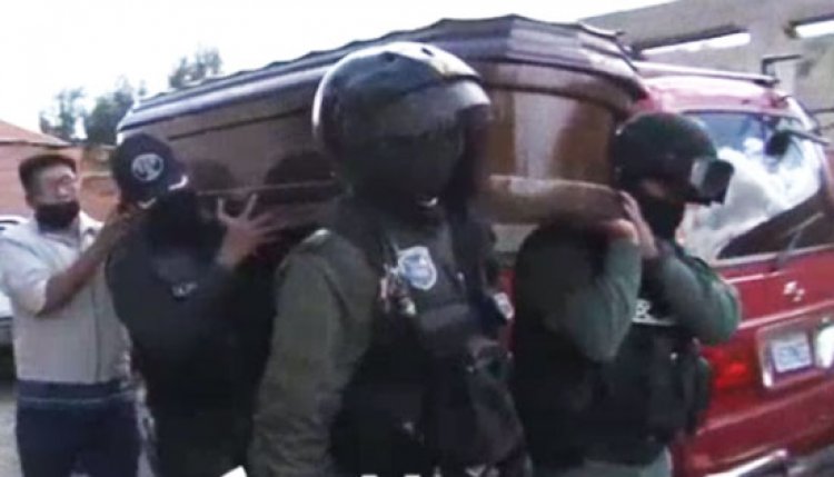 Ante sospecha de feminicidio, policías secuestran en un velorio féretro con el cuerpo de una mujer