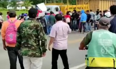 Camión arrastra a un grupo de personas que bloqueaba en Saavedra (VIDEO)