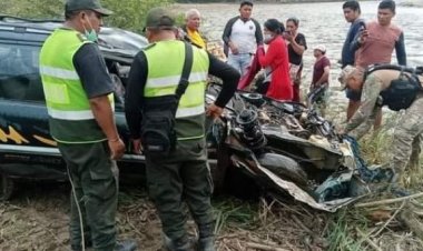 Un auto se embarranca cerca de Caranavi y una niña desaparece al caer al río