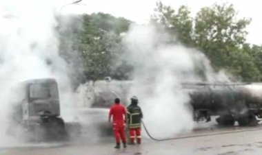 En Santa Cruz, un cisterna queda envuelto en llamas y afecta a un micro