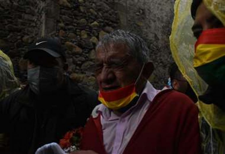 Masistas enfrentan a la marcha por la paceñidad, Arias sale gasificado y le quitan el celular a una periodista