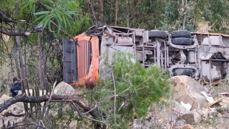 Un bus se embarranca en la ruta Cochabamba-Santa Cruz y deja 15 heridos