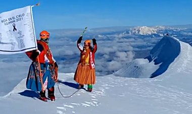 Las cholitas escaladoras plantaron una bandera blanca en el Illimani por las víctimas de feminicidio