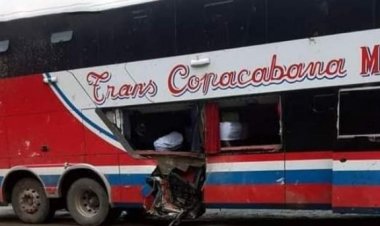 Dos pasajeros de un bus mueren aplastados por una piedra
