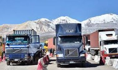 Cientos de camiones parados en frontera con Chile, Cancillería pide no poner obstáculos al comercio