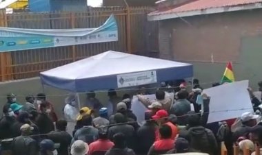 Grupo antivacuna ataca punto de inmunización en El Alto: ¡Váyanse car… están matando gente!