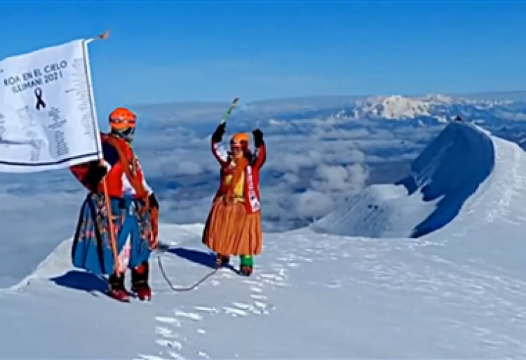 Las cholitas escaladoras plantaron una bandera blanca en el Illimani por las víctimas de feminicidio