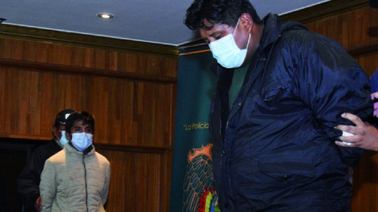 Pelea de amigos acaba con la muerte de una pareja dentro de un radiotaxi
