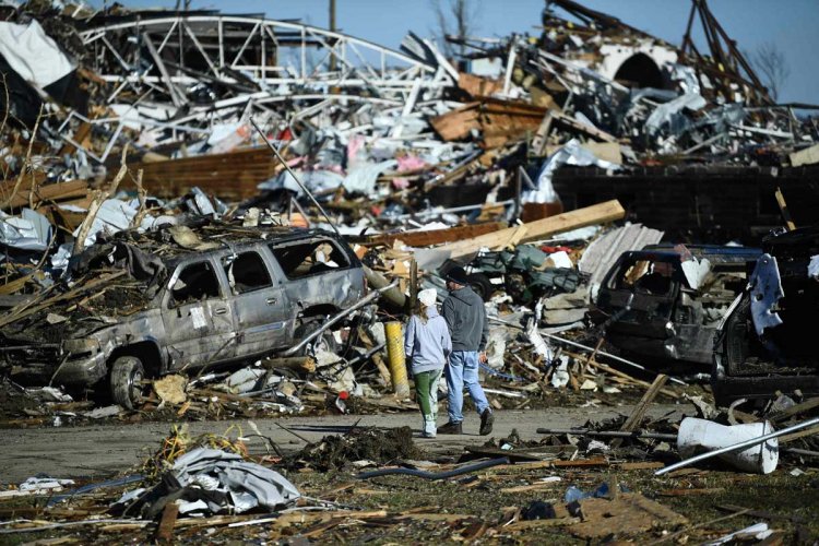 Biden declara el estado de desastre mayor en Kentucky tras mortales tornados en EEUU