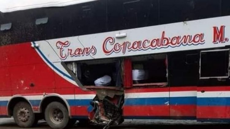 Dos pasajeros de un bus mueren aplastados por una piedra