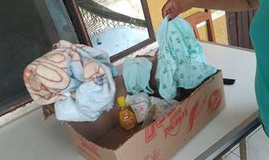 El bebé rescatado de una caja de cartón dio positivo a Covid-19